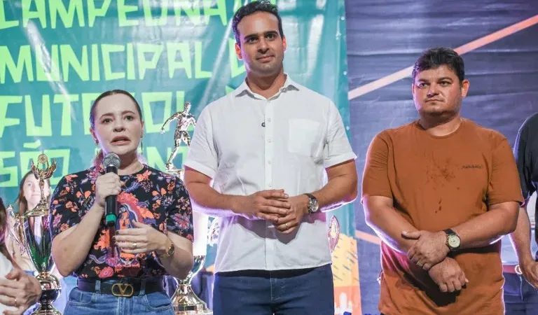 Maringá 98 FM — Ogovernador Lucas Ribeiro participou, neste sábado (25), do encerramento da 2ª Exposição e Feira Agropecuária de Patos (Expo Patos), no Sertão paraibano. O evento, que teve o apoio do Governo do Estado, dentro do Circuito Paraíba Agronegócios, começou na quinta-feira (23) e contou com exposição de animais, concurso de raças e torneio leiteiro, além de comercialização de produtos artesanais e concurso de produtos lácteos, curso de produção de queijos e palestras. Mais cedo, Lucas Ribeiro esteve em São Bentinho, ocasião em que anunciou convênio com a prefeitura do Município para a reforma do Centro Comercial e prestigiou a final do [&hellip;]