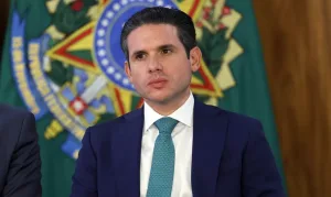 Maringá 98 FM —   Brasília (DF) — O presidente da Câmara dos Deputados, Hugo Motta, se reuniu nesta segunda-feira (27) com o presidente do Ibama, Jair Schmitt, para tratar do andamento do licenciamento ambiental do Eixo Piancó, obra estratégica da Transposição do Rio São Francisco. Durante a audiência, Hugo Motta cobrou celeridade na análise técnica do processo, considerado essencial para viabilizar a execução da obra, que levará segurança hídrica ao sertão paraibano, especialmente ao Vale do Piancó. “A Paraíba sabe que essa é uma obra prioritária para o nosso povo. Estamos tratando de garantir que as águas do São Francisco cheguem ao Vale […]