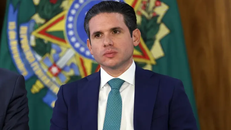 Maringá 98 FM — &nbsp; Brasília (DF) — O presidente da Câmara dos Deputados, Hugo Motta, se reuniu nesta segunda-feira (27) com o presidente do Ibama, Jair Schmitt, para tratar do andamento do licenciamento ambiental do Eixo Piancó, obra estratégica da Transposição do Rio São Francisco. Durante a audiência, Hugo Motta cobrou celeridade na análise técnica do processo, considerado essencial para viabilizar a execução da obra, que levará segurança hídrica ao sertão paraibano, especialmente ao Vale do Piancó. “A Paraíba sabe que essa é uma obra prioritária para o nosso povo. Estamos tratando de garantir que as águas do São Francisco cheguem ao Vale [&hellip;]