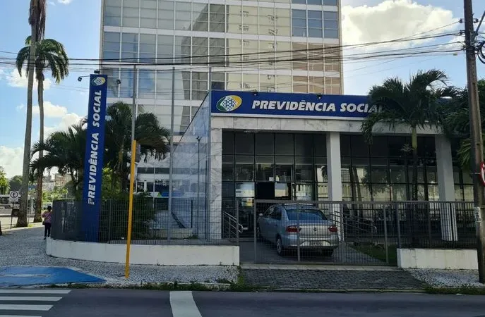 Maringá 98 FM — As agências do Instituto Nacional do Seguro Social (INSS) na Paraíba não terão atendimento presencial na próxima segunda-feira (20) e terça-feira (21), devido ao ponto facultativo e ao feriado nacional de Tiradentes, celebrado no dia 21. De acordo com o calendário do Governo Federal, o funcionamento será retomado normalmente na quarta-feira (22). Atendimento digital e telefônico continua Durante o período sem atendimento presencial, os serviços digitais seguem disponíveis. O site e o aplicativo Meu INSS funcionam 24 horas por dia, permitindo consultas, solicitações e acompanhamento de benefícios. Já a Central Telefônica 135 terá funcionamento diferenciado: Segunda-feira (20): atendimento humano das 7h às 22h; Terça-feira (21): apenas atendimento eletrônico, [&hellip;]