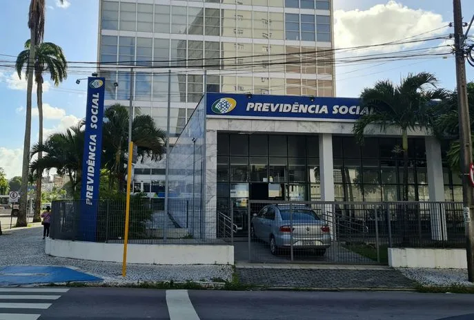 Maringá 98 FM — As agências do Instituto Nacional do Seguro Social (INSS) na Paraíba não terão atendimento presencial na próxima segunda-feira (20) e terça-feira (21), devido ao ponto facultativo e ao feriado nacional de Tiradentes, celebrado no dia 21. De acordo com o calendário do Governo Federal, o funcionamento será retomado normalmente na quarta-feira (22). Atendimento digital e telefônico continua Durante o período sem atendimento presencial, os serviços digitais seguem disponíveis. O site e o aplicativo Meu INSS funcionam 24 horas por dia, permitindo consultas, solicitações e acompanhamento de benefícios. Já a Central Telefônica 135 terá funcionamento diferenciado: Segunda-feira (20): atendimento humano das 7h às 22h; Terça-feira (21): apenas atendimento eletrônico, […]