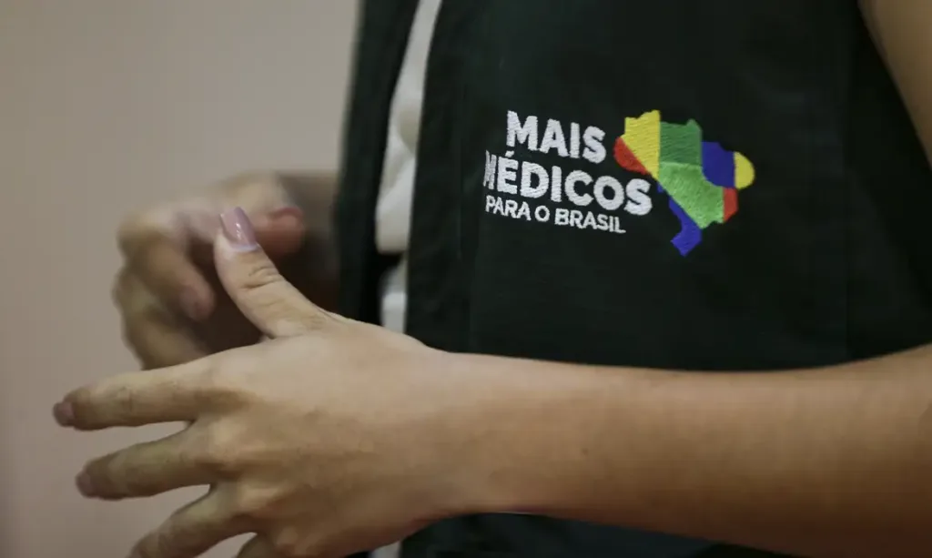 Maringá 98 FM —   Para reforçar a Atenção Primária à Saúde (APS) na Paraíba, o Ministério da Saúde abriu 26 vagas no novo edital do Mais Médicos, sendo 22 destinadas à Estratégia de Saúde da Família e quatro para o Consultório na Rua. As inscrições seguem abertas até quarta-feira (08/04) e podem ser feitas por meio da Plataforma de Gerenciamento de Programas de Provimento. Atualmente, o estado conta com 470 profissionais em atuação pelo programa. Em todo o país, o programa Mais Médicos conta atualmente com cerca de 26 mil profissionais em atuação. No 45º ciclo, são ofertadas um total de 1.524 vagas para […]