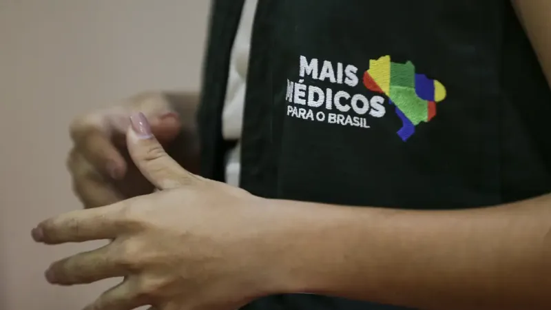 Maringá 98 FM — &nbsp; Para reforçar a Atenção Primária à Saúde (APS) na Paraíba, o Ministério da Saúde abriu 26 vagas no novo edital do Mais Médicos, sendo 22 destinadas à Estratégia de Saúde da Família e quatro para o Consultório na Rua. As inscrições seguem abertas até quarta-feira (08/04) e podem ser feitas por meio da Plataforma de Gerenciamento de Programas de Provimento. Atualmente, o estado conta com 470 profissionais em atuação pelo programa. Em todo o país, o programa Mais Médicos conta atualmente com cerca de 26 mil profissionais em atuação. No 45º ciclo, são ofertadas um total de 1.524 vagas para [&hellip;]