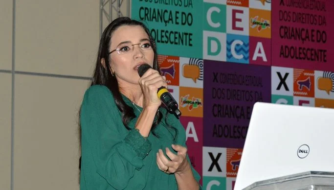 Maringá 98 FM — O governador Lucas Ribeiro (PP) nomeou, neste sábado (18), Gilvaneide Nunes da Silva como secretária de Desenvolvimento Humano da Paraíba. A nomeação foi oficializada no Diário Oficial do Estado. Indicação do PT, Neidinha, como é conhecida, já comandou a pasta na gestão do ex-governador Ricardo Coutinho (PT) e na transição para o governo João Azevêdo (PSB). O PT estadual, ao anunciar apoio à reeleição de Lucas Ribeiro, pleiteou “mais espaço” no seu governo. A Secretaria de Desenvolvimento Humano passou a ser o alvo dos petistas. No entanto, a ex-secretária, Pollyanna Werton, deixou a pasta e indicou o marido, Pedro Ivo, [&hellip;]