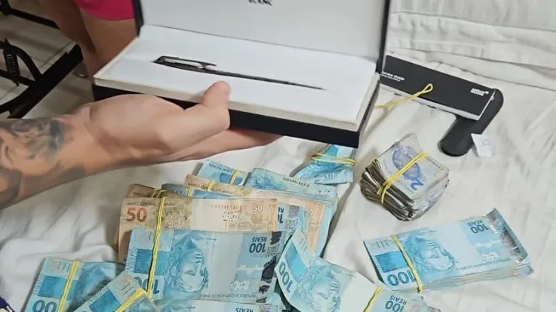 Maringá 98 FM — O prefeito de Cabedelo, Edvaldo Neto, foi afastado do cargo na manhã desta terça-feira (14), durante a Operação Crítico, deflagrada pela Polícia Federal. A investigação apura a suposta atuação de organização criminosa voltada à fraude em licitações, desvio de recursos públicos, lavagem de dinheiro e possível financiamento de facção criminosa. Conforme apurado, o esquema investigado teria se valido da contratação fraudulenta de empresas fornecedoras de mão de obra vinculadas à facção criminosa “Tropa do Amigão”, braço do “Comando Vermelho”, com infiltração de faccionados em estruturas da Prefeitura de Cabedelo/PB, circulação de valores de origem pública em favor do crime organizado [&hellip;]