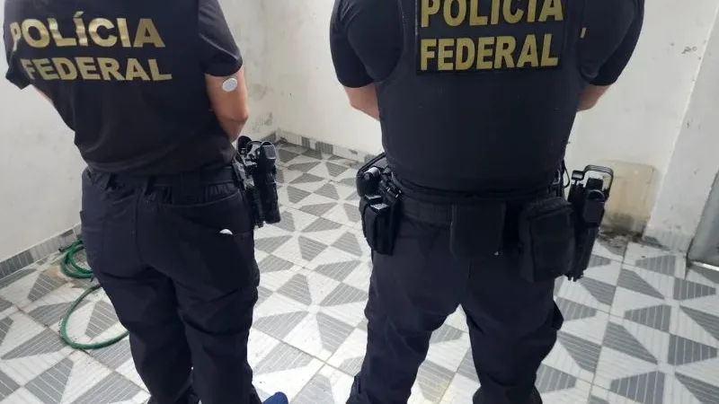 Maringá 98 FM — A Polícia Federal deflagrou, na manhã desta terça-feira (7), uma operação em João Pessoa com o objetivo de cumprir ordens judiciais contra um homem suspeito de armazenar imagens e vídeos com conteúdo de abuso sexual infantojuvenil. A operação é chamada “Guardião Digital III”.    “A ação operacional consistiu no cumprimento de um mandado de busca e apreensão, na cidade de João Pessoa, expedido pela Justiça Estadual da Paraíba”, informou a Polícia Federal. Também foi cumprida a determinação judicial de quebra do sigilo do celular do investigado. A PF fez um alertou aos pais e aos responsáveis sobre a importância de [&hellip;]