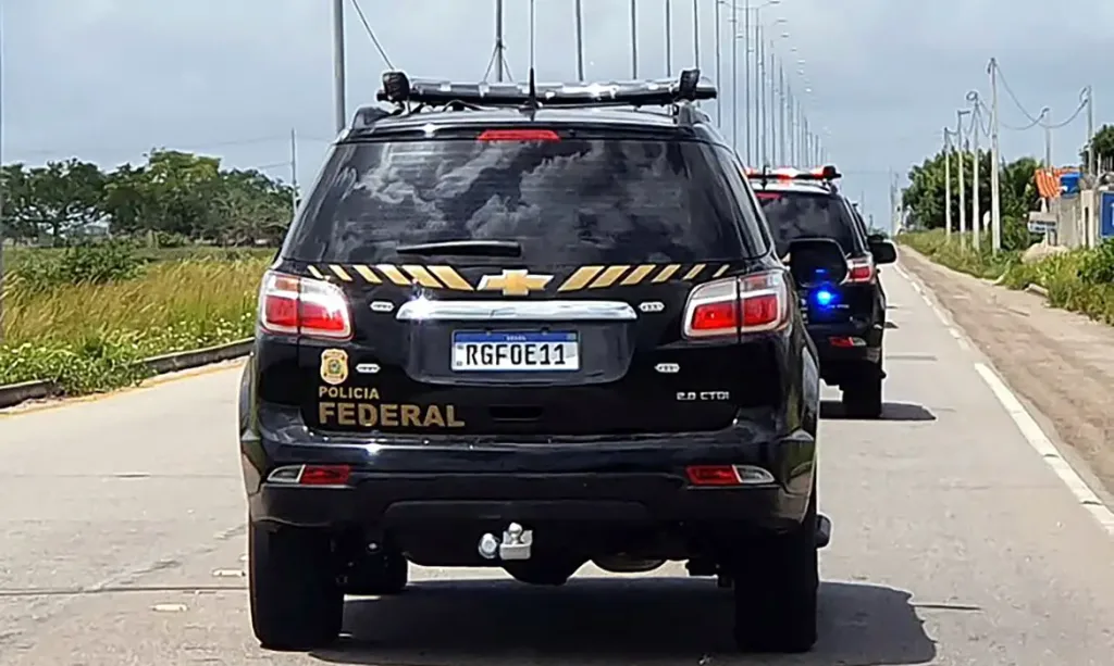 Maringá 98 FM — A Polícia Federal deflagrou, nesta quarta-feira (22), a operação Alfaias para investigar irregularidades em uma licitação de móveis escolares realizada por uma administração municipal na Paraíba. A ação apura suspeitas de fraude em pregão eletrônico de 2021 que pode ter causado prejuízo de mais de R$ 1,9 milhão aos cofres públicos. De acordo com a Polícia Federal, as investigações apontam, em tese, a prática dos crimes de peculato e fraude em licitação ou contrato administrativo. O certame sob suspeita envolvia a aquisição de mobiliário escolar e teria apresentado indícios de superfaturamento. Mandados de busca e apreensão Nesta fase da operação, foram cumpridos três mandados […]