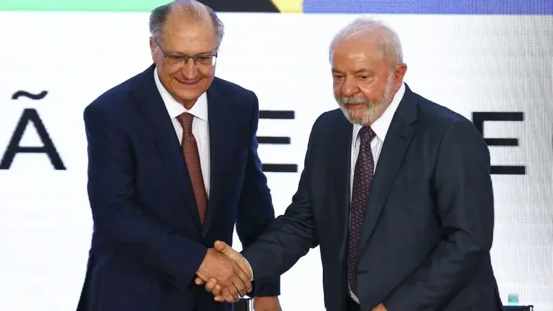 Maringá 98 FM — O presidente Luiz Inácio Lula da Silva (PT) confirmou, nesta terça-feira (31), Geraldo Alckmin (PSB) como candidato a vice-presidente na chapa dele, que disputará reeleição neste ano. Lula deu a declaração durante reunião ministerial no Palácio do Planalto, pela manhã. O evento marca a saída de pelo menos 14 ministros do governo para se candidatarem ao pleito em outubro. “O companheiro Alckmin que vai ter que deixar o Ministério do Desenvolvimento, Indústria e Comércio. Ele vai ter que deixar porque ele será candidato a vice-presidente da República outra vez”, anunciou Lula. Segundo o petista, outros quatro devem anunciar que deixarão os cargos nos [&hellip;]