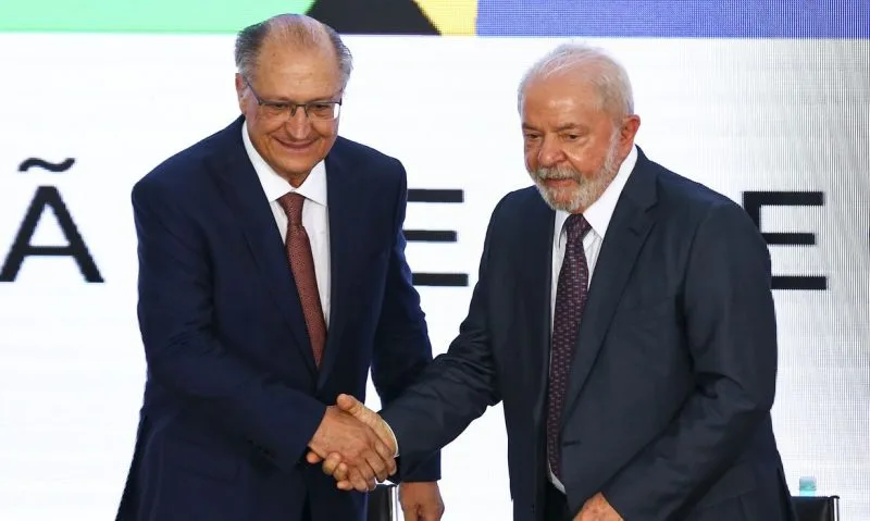 Maringá 98 FM — O presidente Luiz Inácio Lula da Silva (PT) confirmou, nesta terça-feira (31), Geraldo Alckmin (PSB) como candidato a vice-presidente na chapa dele, que disputará reeleição neste ano. Lula deu a declaração durante reunião ministerial no Palácio do Planalto, pela manhã. O evento marca a saída de pelo menos 14 ministros do governo para se candidatarem ao pleito em outubro. “O companheiro Alckmin que vai ter que deixar o Ministério do Desenvolvimento, Indústria e Comércio. Ele vai ter que deixar porque ele será candidato a vice-presidente da República outra vez”, anunciou Lula. Segundo o petista, outros quatro devem anunciar que deixarão os cargos nos […]