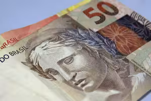 Maringá 98 FM — Mais de 700 mil benefícios pagos pelo Instituto Nacional do Seguro Social (INSS) na Paraíba terão o valor do 13º salário antecipado nos meses de abril e maio deste ano. A antecipação transferirá R$ 1,3 bilhão aos beneficiários do estado. O calendário de pagamento da primeira parcela vai de 24 de abril até 8 de maio. A segunda metade do 13º será paga de 25 de maio a 8 de junho. A data de pagamento leva em conta o número final do cartão de benefício, sem considerar o último dígito verificador, que aparece depois do traço. Terão direito à antecipação […]