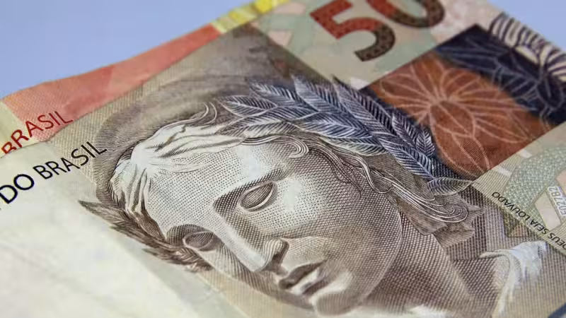 Maringá 98 FM — Mais de 700 mil benefícios pagos pelo Instituto Nacional do Seguro Social (INSS) na Paraíba terão o valor do 13º salário antecipado nos meses de abril e maio deste ano. A antecipação transferirá R$ 1,3 bilhão aos beneficiários do estado. O calendário de pagamento da primeira parcela vai de 24 de abril até 8 de maio. A segunda metade do 13º será paga de 25 de maio a 8 de junho. A data de pagamento leva em conta o número final do cartão de benefício, sem considerar o último dígito verificador, que aparece depois do traço. Terão direito à antecipação [&hellip;]