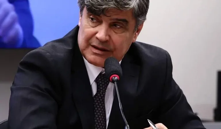 Maringá 98 FM — Um homem foi preso em flagrante na noite dessa quinta-feira (23), em João Pessoa, suspeito de tentar aplicar golpe contra o deputado federal Wellington Roberto (PSD). A prisão foi realizada pela Polícia Militar da Paraíba após denúncia do parlamentar. Segundo Wellington Roberto, o suspeito utilizava falsas identidades e se passava por autoridades para obter dinheiro de forma criminosa. Entre as possíveis vítimas estão ainda os deputados estaduais Hervázio Bezerra, Eduardo Carneiro e o senador Veneziano Vital do Rêgo. De acordo com o parlamentar, o homem alegava intermediar ajuda a pessoas e usava nomes de figuras públicas para dar credibilidade ao golpe. Ainda conforme o relato, o suspeito chegou a tentar extorquir o senador [&hellip;]