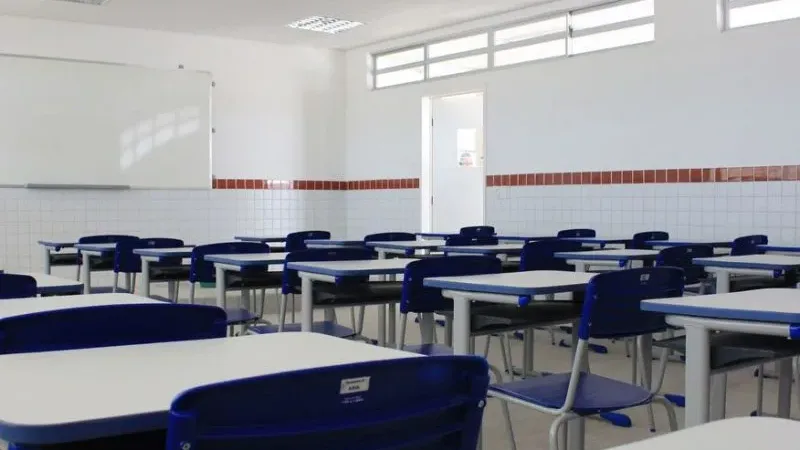 Maringá 98 FM — Professores da rede pública da Paraíba aderiram à paralisação nacional da educação nesta quarta-feira (15), suspendendo as atividades em todos os turnos. A mobilização faz parte da 27ª Semana Nacional em Defesa e Promoção da Educação Pública, realizada pela Confederação Nacional dos Trabalhadores em Educação (CNTE). De acordo com o Sindicato dos Trabalhadores e Trabalhadoras em Educação da Paraíba (Sintep-PB), os professores da Paraíba se juntam a outros profissionais de todo o Brasil para reivindicar melhorias para a Educação. “Em defesa do fim da escala 6 por 1 na jornada de trabalho sem redução salarial, pela aprovação do piso salarial [&hellip;]