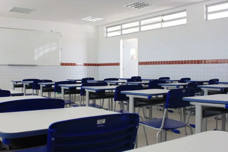 Maringá 98 FM — Professores da rede pública da Paraíba aderiram à paralisação nacional da educação nesta quarta-feira (15), suspendendo as atividades em todos os turnos. A mobilização faz parte da 27ª Semana Nacional em Defesa e Promoção da Educação Pública, realizada pela Confederação Nacional dos Trabalhadores em Educação (CNTE). De acordo com o Sindicato dos Trabalhadores e Trabalhadoras em Educação da Paraíba (Sintep-PB), os professores da Paraíba se juntam a outros profissionais de todo o Brasil para reivindicar melhorias para a Educação. “Em defesa do fim da escala 6 por 1 na jornada de trabalho sem redução salarial, pela aprovação do piso salarial […]