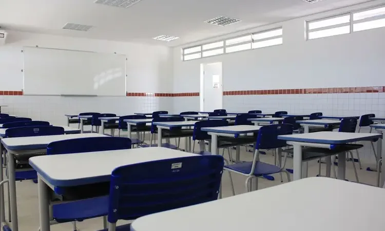 Maringá 98 FM — O governador Lucas ribeiro sancionou lei que assegura a prioridade de matrícula para estudantes com Transtorno do Espectro Autista (TEA) nas instituições de ensino da rede pública estadual da Paraíba. O texto de autoria do deputado Michel Henrique foi publicado no Diário Oficial do Estado (DOE) deste sábado (18). A lei entra em vigor 90 dias após a data de publicação. Além de garantir acesso preferencial, texto visa o suporte educacional adequado ao desenvolvimento dos estudantes com TEA. De acordo com o texto, as instituições podem adotar as seguintes medidas: disponibilização de vagas prioritárias no período de matrícula; promover a adequação de [&hellip;]