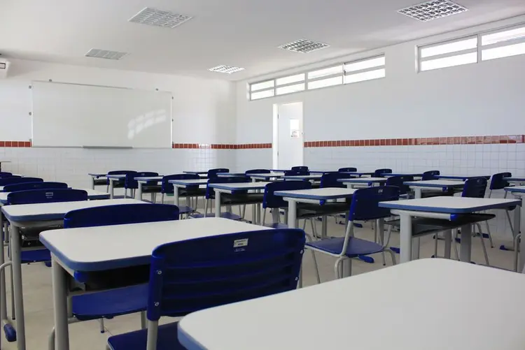 Maringá 98 FM — O governador Lucas ribeiro sancionou lei que assegura a prioridade de matrícula para estudantes com Transtorno do Espectro Autista (TEA) nas instituições de ensino da rede pública estadual da Paraíba. O texto de autoria do deputado Michel Henrique foi publicado no Diário Oficial do Estado (DOE) deste sábado (18). A lei entra em vigor 90 dias após a data de publicação. Além de garantir acesso preferencial, texto visa o suporte educacional adequado ao desenvolvimento dos estudantes com TEA. De acordo com o texto, as instituições podem adotar as seguintes medidas: disponibilização de vagas prioritárias no período de matrícula; promover a adequação de […]