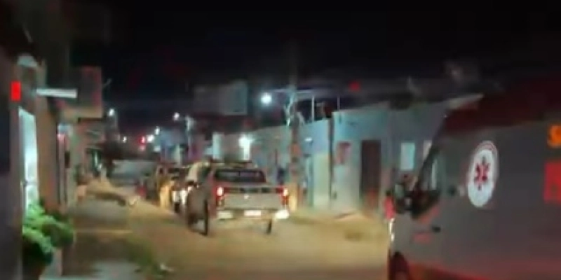 Maringá 98 FM — Um adolescente de 15 anos foi assassinado a tiros na noite deste domingo (21), na rua da Várzea, na cidade de Itaporanga (PB). De acordo com as primeiras informações, um homem invadiu a residência da vítima e efetuou diversos disparos. O garoto estava no banheiro da casa no momento do ataque, não resistiu aos ferimentos e morreu ainda no local. A Polícia Militar foi acionada e esteve na cena do crime, realizando o isolamento da área até a chegada da perícia, e durante a ocorrência prendeu dois familiares da vítima por desacato contra os policiais. O suspeito fugiu e, até [&hellip;]