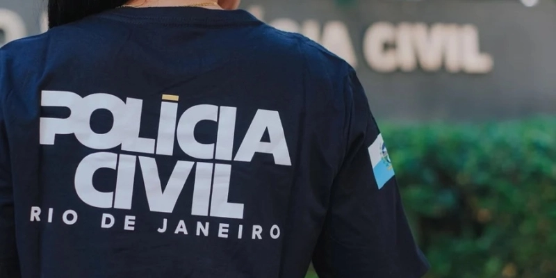 Maringá 98 FM — A Polícia Civil do Rio de Janeiro (PCERJ) investiga um caso de violência entre crianças dentro de um condomínio em São Gonçalo, na Região Metropolitana do Rio de Janeiro. A vítima é uma menina de 11 anos que, segundo a apuração, teria sido levada por um grupo de adolescentes a uma área de mata do residencial, onde foi obrigada a ingerir fezes de cachorro. De acordo com as informações iniciais, o episódio foi registrado em vídeo e compartilhado entre outros jovens. Nas imagens, uma adolescente aparece segurando uma sacola com o material enquanto a vítima é cercada e constrangida pelas [&hellip;]