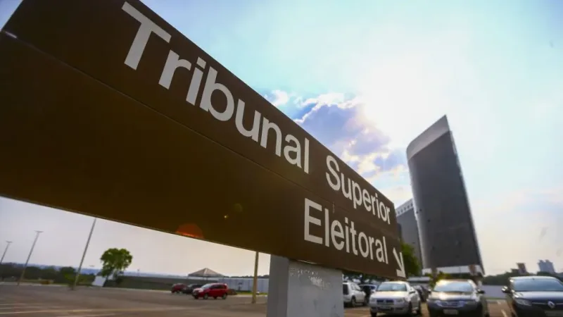 Maringá 98 FM — O Tribunal Superior Eleitoral (TSE) decidiu, por unanimidade, nesta quinta-feira (23), que a proibição do voto de presos provisórios estabelecida pela recém-sancionada Lei Antifacção (Lei nº 15.358/2026) não será aplicada nas eleições de 2026. A Corte entendeu que a norma viola o princípio da anualidade eleitoral (Art. 16 da Constituição Federal), que exige que qualquer mudança nas regras do processo eleitoral seja aprovada pelo menos um ano antes do pleito para ter validade imediata. Como a lei foi sancionada em março de 2026, ela só poderá produzir efeitos na eleição seguinte (2028 ou 2030, dependendo da interpretação sobre o ciclo [&hellip;]
