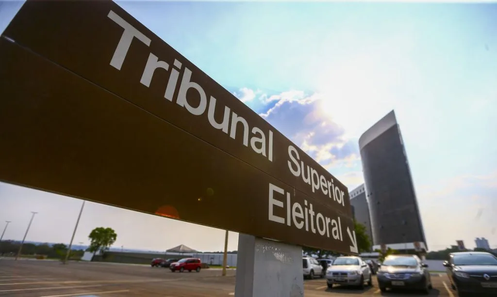 Maringá 98 FM — O Tribunal Superior Eleitoral (TSE) decidiu, por unanimidade, nesta quinta-feira (23), que a proibição do voto de presos provisórios estabelecida pela recém-sancionada Lei Antifacção (Lei nº 15.358/2026) não será aplicada nas eleições de 2026. A Corte entendeu que a norma viola o princípio da anualidade eleitoral (Art. 16 da Constituição Federal), que exige que qualquer mudança nas regras do processo eleitoral seja aprovada pelo menos um ano antes do pleito para ter validade imediata. Como a lei foi sancionada em março de 2026, ela só poderá produzir efeitos na eleição seguinte (2028 ou 2030, dependendo da interpretação sobre o ciclo [&hellip;]