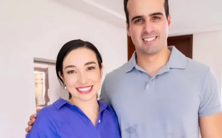 Maringá 98 FM — O governador da Paraíba, Lucas Ribeiro, nomeou a presidente do Progressistas de João Pessoa, Vaulene de Lima Rodrigues, para o cargo de secretária executiva da Secretaria de Estado da Administração. A mudança consta na edição desta quinta-feira (16) do Diário Oficial. Vaulene assume a função após a exoneração de Marcos Ribeiro de Ribeiro, que ocupava o posto e foi nomeado secretário executivo de Modernização e Transformação Digital da Secretaria de Estado da Administração. Jacqueline Fernandes de Gusmão foi exonerada da secretaria executiva e nomeada como consultora técnica no Gabinete do Governador. Lucas também fez mudanças na Saúde, exonerando o diretor-geral [&hellip;]