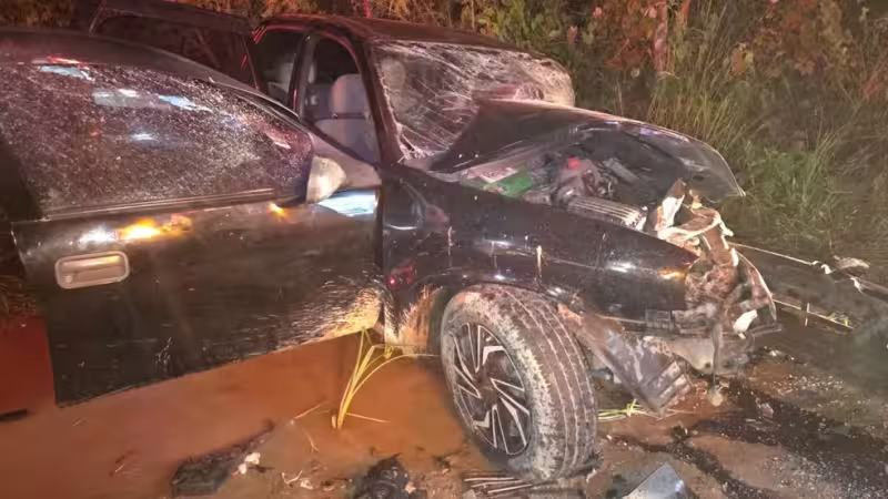 Maringá 98 FM — Um idoso de 83 anos, morreu nessa quarta-feira (22) após complicações de um acidente entre dois carros que já havia deixado três pessoas da mesma família mortas. A colisão aconteceu na segunda-feira (20), na cidade de Maturéia, no Sertão da Paraíba. De acordo com o Hospital Regional de Patos, onde o idoso estava internado, a morte foi registrada por volta das 19h30. A causa não foi divulgada pela unidade de saúde. Antes do óbito, um boletim médico informava a vítima havia passado por uma cirurgia de laparotomia para retirada do baço. Ele estava sedado, sob ventilação mecânica e internado na área vermelha, aguardando transferência para [&hellip;]