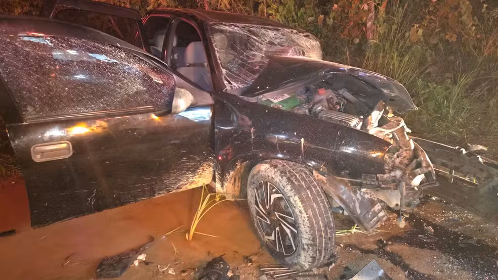 Maringá 98 FM — Um idoso de 83 anos, morreu nessa quarta-feira (22) após complicações de um acidente entre dois carros que já havia deixado três pessoas da mesma família mortas. A colisão aconteceu na segunda-feira (20), na cidade de Maturéia, no Sertão da Paraíba. De acordo com o Hospital Regional de Patos, onde o idoso estava internado, a morte foi registrada por volta das 19h30. A causa não foi divulgada pela unidade de saúde. Antes do óbito, um boletim médico informava a vítima havia passado por uma cirurgia de laparotomia para retirada do baço. Ele estava sedado, sob ventilação mecânica e internado na área vermelha, aguardando transferência para [&hellip;]