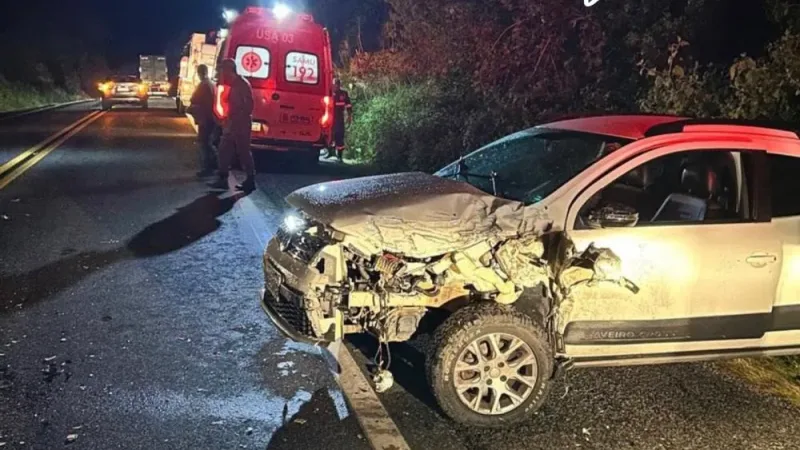 Maringá 98 FM — Um acidente de trânsito envolvendo um automóvel modelo Saveiro e uma Veraneio, foi registrado por volta das 22h30 dessa sexta-feira (08), no trecho da BR-230 conhecido como Serrinha, no município de Pombal, sertão da Paraíba. De acordo com informações, o sousense conhecido popularmente como “Zé Pombal” trafegava pela rodovia conduzindo uma Saveiro, quando acabou sendo atingido frontalmente por uma Veraneio que seguia no sentido contrário da pista. Com o impacto da colisão, os dois veículos foram arremessados para fora da rodovia. Equipes do SAMU e do Corpo de Bombeiros, com apoio da Polícia Militar, foram acionadas para atender a ocorrência. [&hellip;]
