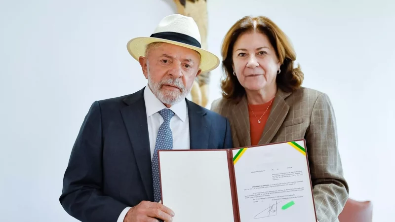 Maringá 98 FM — O presidente da República, Luiz Inácio Lula da Silva (PT), assinou uma medida provisória que abre um crédito extraordinário de R$ 305 milhões para ações emergenciais de defesa civil em todo o país. Esses recursos terão foco em medidas emergenciais de socorro às vítimas, assistência humanitária e restabelecimento de serviços essenciais em áreas atingidas por desastres naturais. Esses desastres alcançam todo o país, mas chamam a atenção os estados da Paraíba e Pernambuco que, desde o dia 1º de maio, fortes chuvas tem provocado alagamentos, famílias desalojadas e prejuízos à infraestrutura urbana. Na Paraíba, conforme a última edição do Diário [&hellip;]