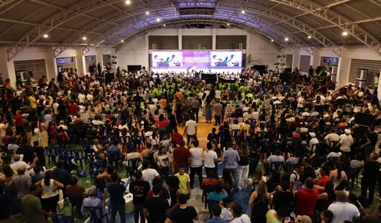 Maringá 98 FM — O governador Lucas Ribeiro abriu, na noite desta quarta-feira (13), em Sousa (10ª Região Geoadministrativa), o segundo bloco de audiências do Orçamento Democrático Estadual (ODE 2026), numa grande plenária realizada no ginásio da Escola Cidadã Integral Técnica (ECIT) Chiquinho Cartaxo. Na ocasião, o chefe do Executivo estadual destinou mais de R$ 118,6 milhões em obras e ações para os municípios que compõem a 10ª RGA, como a ordem de serviço para o início da construção da Vila Olímpica de Sousa (R$ 41,5 milhões), a ordem de licitação para a Central de Polícia, também em Sousa (R$ 4,4 milhões), e a [&hellip;]