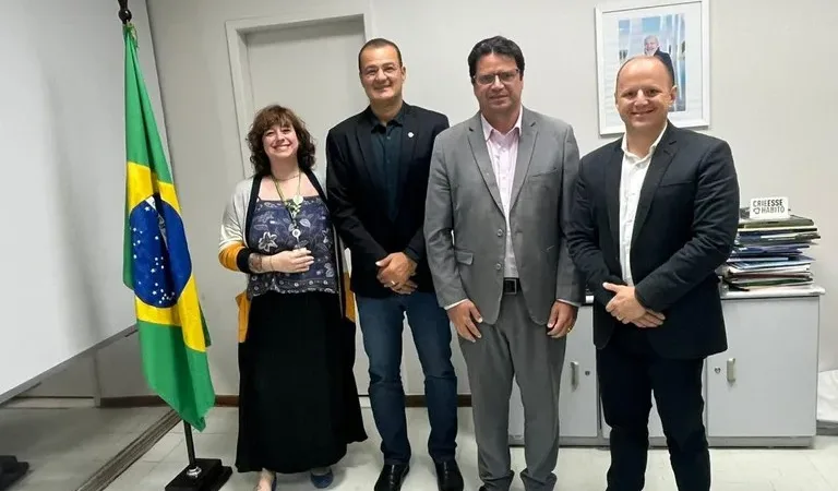 Maringá 98 FM — Os impactos ambientais provocados pelas fortes chuvas que atingiram o estado, além de novas parcerias para fortalecer políticas ambientais e urbanas, com foco na cooperação técnica em gestão de resíduos sólidos e arborização urbana, foram os assuntos tratados nesta segunda-feira (25), durante reunião de representantes do Governo da Paraíba e do Ministério do Meio Ambiente e Mudança do Clima (MMA), em Brasília. A reunião contou com a participação do secretário de Meio Ambiente e Sustentabilidade da Paraíba, Adroilzo Fonseca, do secretário nacional de Meio Ambiente Urbano, Recursos Hídricos e Qualidade Ambiental do MMA, Adalberto Maluf, do secretário executivo de Mudanças Climáticas [&hellip;]