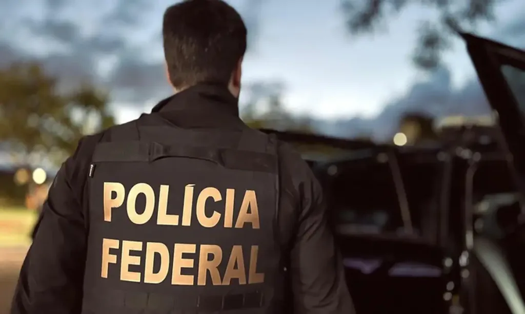 Maringá 98 FM — A Polícia Federal deflagrou, na manhã desta terça-feira (19), a Operação Guardião Digital IX para combater crimes relacionados ao armazenamento de imagens e vídeos de abuso sexual infantojuvenil. A ação aconteceu em João Pessoa e teve como alvo um investigado suspeito de envolvimento com o material criminoso. Durante a operação, os policiais federais cumpriram um mandado de busca e apreensão expedido pela Justiça Estadual da Paraíba, além da determinação de quebra do sigilo telemático do investigado. Segundo a PF, a ação integra um conjunto de medidas estratégicas voltadas à repressão qualificada de crimes contra a dignidade sexual de crianças e adolescentes. Operação reforça combate […]