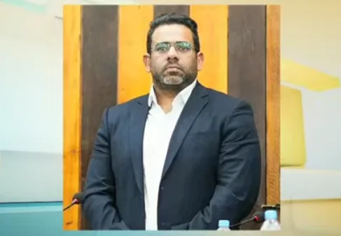 Maringá 98 FM — Um homem foi preso em flagrante, nessa quinta-feira (28), depois de descumprir uma medida protetiva contra a ex-namorada após o término do relacionamento. O suspeito é Armando Silva de Araújo, conhecido como Armandinho, vereador no município de Itabaiana. De acordo com informações preliminares, a mulher teria encerrado o relacionamento com o vereador, que não aceitou o término e passou a persegui-la. A mulher foi até uma delegacia, há cerca de duas semanas, e prestou queixa contra o homem, tendo uma medida protetiva concedida em seu favor. Mesmo após a determinação judicial, Armando continuou rondando a residência da vítima e enviando vários [&hellip;]