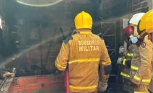 Maringá 98 FM — Um homem de 49 anos teve cerca de 76% do corpo queimado, nessa segunda-feira (5), após uma explosão que aconteceu em galpão anexo a uma casa, no município de Guarabira. Informações preliminares indicam que local seria utilizado como fábrica clandestina de fogos. Uma viatura da Polícia Militar rondava pelas proximidades, quando ouviram o barulho de uma explosão e seguiram para averiguar a situação. Chegando ao local, os agentes viram a vítima saindo do galpão com o corpo em chamas. Os policiais realizaram o socorro imediato e acionaram o Corpo de Bombeiros para controlar o fogo. O Samu também foi acionado [&hellip;]