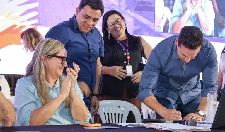 Maringá 98 FM — &nbsp; O governador Lucas Ribeiro presidiu, na noite desta quinta-feira (28), em Monteiro, sede da 5ª Região Geoadministrativa (RGA), mais uma grande plenária do Orçamento Democrático Estadual (ODE), oportunidade em que ouviu a população presente ao ginásio da Escola Cidadã Integral Técnica (ECIT) José Leite de Sousa e destinou mais de R$ 370 milhões em investimentos para a região do Cariri paraibano.   Entre as ações anunciadas pelo chefe do Executivo estadual para os municípios que compõem a 5ª Região do ODE, estão a ordem de licitação para a pavimentação e implantação da rodovia estadual PB-196, que vai ligar Monteiro a [&hellip;]