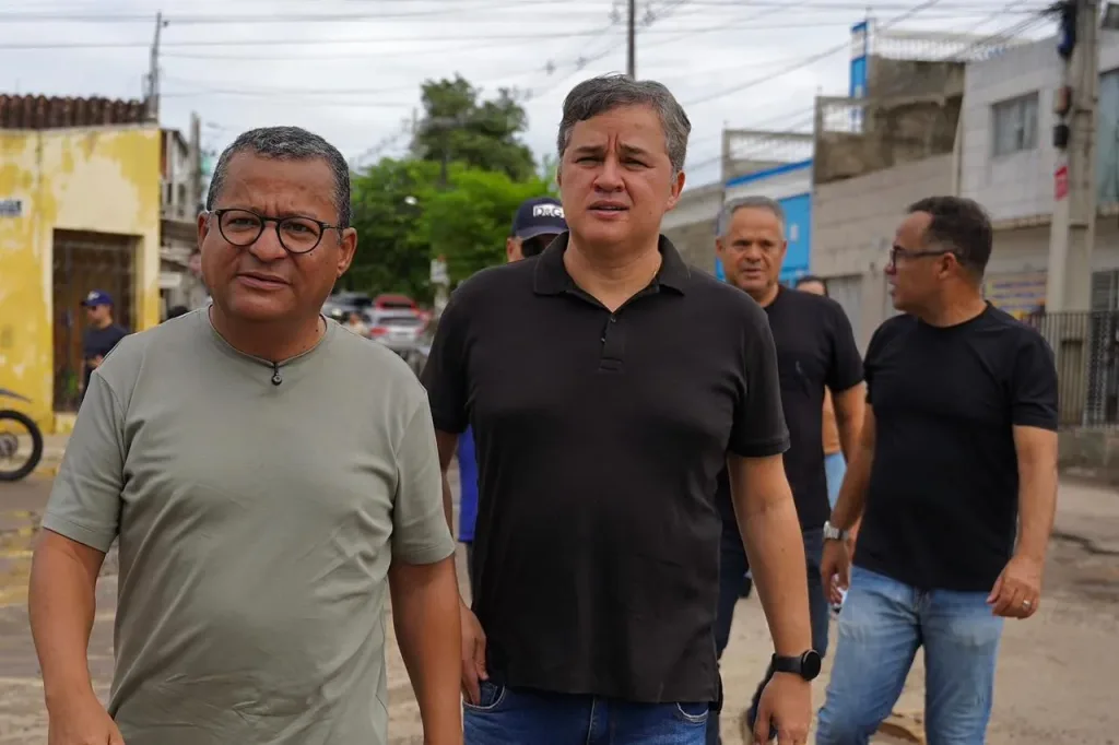 Maringá 98 FM — O senador Efraim Filho esteve atuante, ao longo do fim de semana, em diversos municípios da Paraíba atingidos pelas fortes chuvas que têm provocado transtornos, prejuízos materiais e deixado famílias em situação de vulnerabilidade. Em meio ao cenário de emergência, a conduta do parlamentar foi marcada não apenas por articulação política, mas principalmente pela presença direta junto à população afetada. Efraim esteve em Santa Rita, entrou em residências atingidas, ouviu relatos de moradores e acompanhou de perto os estragos causados pelas chuvas. Ao lado do comunicador Nilvan Ferreira, também participou da distribuição de cestas básicas, levando apoio imediato as famílias […]