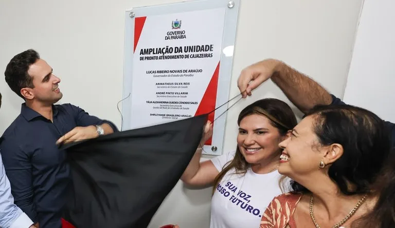 Maringá 98 FM — governador Lucas Ribeiro entregou, no fim da tarde desta quinta-feira (7), a reforma e ampliação da Unidade de Pronto-Atendimento (UPA) do município de Cajazeiras, no Alto Sertão paraibano. Nesta etapa, a intervenção contemplou a parte administrativa e recebeu investimentos de R$ 920 mil. Na ocasião, Lucas Ribeiro assinou a ordem de serviço para reforma e adequação da estrutura da UPA — nesta etapa de modernização do prédio da unidade, serão investidos R$ 2,6 milhões. Mais cedo, o chefe do Executivo estadual visitou a obra de ampliação e reforma da maternidade do Hospital Regional de Cajazeiras, que está recebendo investimentos superiores [&hellip;]