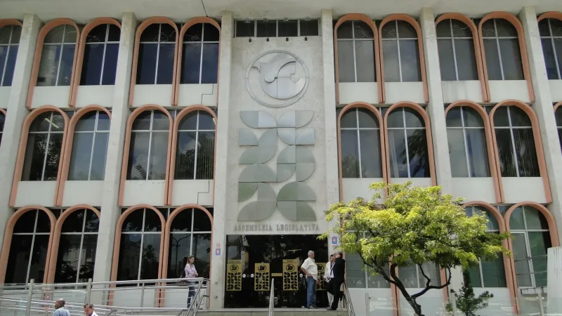 Maringá 98 FM — Reunião integra cronograma de trabalho da comissão especial que analisa o fim da escala 6×1 A Câmara dos Deputados realiza, na próxima quinta-feira (7), uma reunião na Assembleia Legislativa da Paraíba (ALPB), em João Pessoa, às 11h, para discutir as propostas de redução da jornada de trabalho. A iniciativa faz parte do programa Câmara pelo Brasil e integra o cronograma de audiências públicas da Comissão Especial sobre o Fim da Escala 6×1 (PEC 221/19). O objetivo é ouvir propostas de autoridades estaduais, da sociedade civil e do setor produtivo. Participam da reunião o presidente da Câmara dos Deputados, Hugo Motta; [&hellip;]