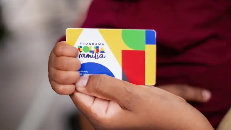Maringá 98 FM — A Caixa Econômica Federal paga nesta terça-feira (26) a parcela de maio do Bolsa Família aos beneficiários com Número de Inscrição Social (NIS) de final 7. O valor mínimo corresponde a R$ 600, mas com o novo adicional o valor médio do benefício sobe para R$ 678,01. Segundo o Ministério do Desenvolvimento e Assistência Social, neste mês o programa de transferência de renda do Governo Federal alcançará 19,08 milhões de famílias, com gasto de R$ 12,9 bilhões. Além do benefício mínimo, há o pagamento de três adicionais. O Benefício Variável Familiar Nutriz paga seis parcelas de R$ 50 a mães de bebês de [&hellip;]