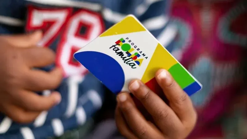 Maringá 98 FM — A partir desta segunda-feira (18), o aplicativo do Bolsa Família contará com novas funcionalidades e serviços que tornarão a utilização mais intuitiva e simples. Com a atualização da ferramenta o usuário terá mais informações, acessibilidade em uma plataforma modernizada. A versão atualizada estará disponível para download em dispositivos Android, por meio da loja Google Play para as mais de 19 milhões de famílias beneficiárias. Segundo o Ministério do Desenvolvimento e Assistência Social, Família e Combate à Fome (MDS), que desenvolveu as melhorias do aplicativo em parceria com a Caixa Econômica Federal, a reformulação foi feita com foco na experiência do [&hellip;]