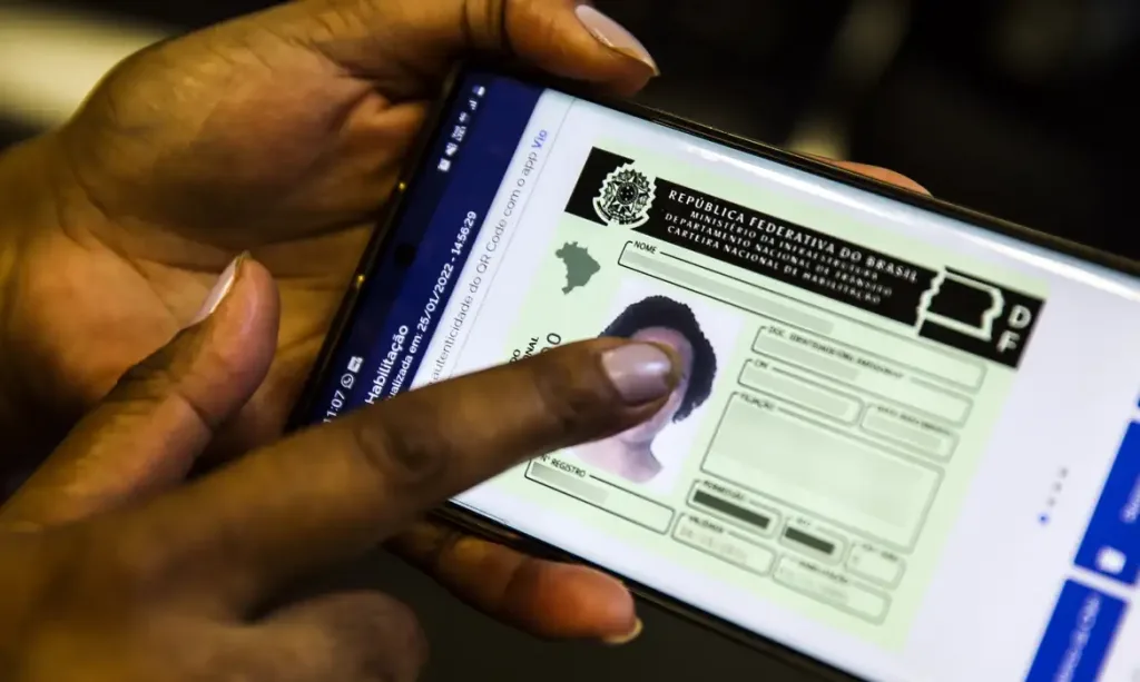 Maringá 98 FM — O plenário do Senado aprovou, nesta terça-feira (12), a medida provisória que estabelece a renovação automática da Carteira Nacional de Habilitação (CNH) para os chamados “bons condutores”. A proposta, que já estava em vigor desde dezembro do ano passado, sofreu alterações significativas durante a tramitação parlamentar e agora segue para a sanção do presidente Luiz Inácio Lula da Silva. Conforme o texto, o benefício é destinado exclusivamente aos motoristas inscritos no Registro Nacional Positivo de Condutores (RNPC) que não registraram infrações de trânsito nos últimos 12 meses. Um dos pontos centrais da discussão no Congresso Nacional foi a dispensa de […]