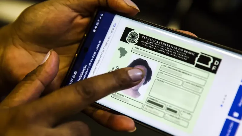 Maringá 98 FM — O plenário do Senado aprovou, nesta terça-feira (12), a medida provisória que estabelece a renovação automática da Carteira Nacional de Habilitação (CNH) para os chamados “bons condutores”. A proposta, que já estava em vigor desde dezembro do ano passado, sofreu alterações significativas durante a tramitação parlamentar e agora segue para a sanção do presidente Luiz Inácio Lula da Silva. Conforme o texto, o benefício é destinado exclusivamente aos motoristas inscritos no Registro Nacional Positivo de Condutores (RNPC) que não registraram infrações de trânsito nos últimos 12 meses. Um dos pontos centrais da discussão no Congresso Nacional foi a dispensa de [&hellip;]