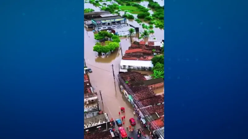 Maringá 98 FM — A Paraíba passou a ter 31 cidades em situação de emergência devido às fortes chuvas que atingem o estado desde a última sexta-feira (1º). O decreto foi publicado neste domingo (4) no Diário Oficial do Estado e tem validade de 180 dias, permitindo a adoção de medidas urgentes para atender a população afetada. A decisão foi assinada pelo governador Lucas Ribeiro e segue orientação do Ministério do Desenvolvimento Regional, com base em parecer técnico da Defesa Civil Nacional. Com isso, órgãos estaduais podem adotar ações como abertura de crédito extraordinário e concessão de auxílio financeiro emergencial às famílias atingidas. Entre os municípios mais impactados está João Pessoa, onde choveu, em apenas dois [&hellip;]