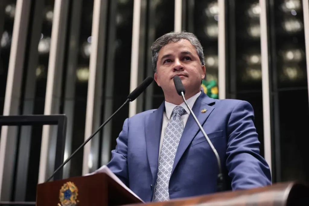 Maringá 98 FM — O senador Efraim Filho (PL) voltou a movimentar o cenário político paraibano ao publicar uma mensagem nas redes sociais fazendo referência à Ponte do Futuro e ao debate sobre as eleições estaduais de 2026. Na postagem, Efraim sugeriu, em tom político, que poderá ser o responsável por inaugurar a obra caso seja eleito governador da Paraíba e a entrega aconteça apenas em 2027. A declaração foi interpretada nos bastidores como mais um aceno à sua pré-candidatura ao Governo do Estado e uma crítica indireta ao andamento da obra, considerada uma das principais intervenções de mobilidade urbana planejadas pelo governo estadual. Na legenda […]