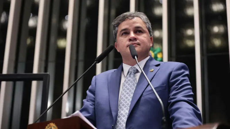 Maringá 98 FM — O senador Efraim Filho (PL) voltou a movimentar o cenário político paraibano ao publicar uma mensagem nas redes sociais fazendo referência à Ponte do Futuro e ao debate sobre as eleições estaduais de 2026. Na postagem, Efraim sugeriu, em tom político, que poderá ser o responsável por inaugurar a obra caso seja eleito governador da Paraíba e a entrega aconteça apenas em 2027. A declaração foi interpretada nos bastidores como mais um aceno à sua pré-candidatura ao Governo do Estado e uma crítica indireta ao andamento da obra, considerada uma das principais intervenções de mobilidade urbana planejadas pelo governo estadual. Na legenda [&hellip;]