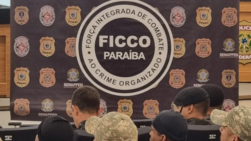 Maringá 98 FM — Iniciativa reforça a atuação integrada no combate ao crime organizado. A Força Integrada de Combate ao Crime Organizado na Paraíba (FICCO/PB) deflagrou, nesta terça-feira (12/05), na cidade de João Pessoa, a Operação Trapiche, no âmbito da Operação Força Integrada II, iniciativa nacional realizada simultaneamente em 14 Estados da federação pelas respectivas FICCOs. Durante as diligências na Paraíba, estão sendo cumpridos 40 mandados de busca e apreensão, 20 mandados de prisão preventiva e 7 medidas de bloqueio e sequestro de bens, expedidos pelo Poder Judiciário. A investigação apura a atuação de facção criminosa, especialmente na região central de João Pessoa, envolvendo [&hellip;]