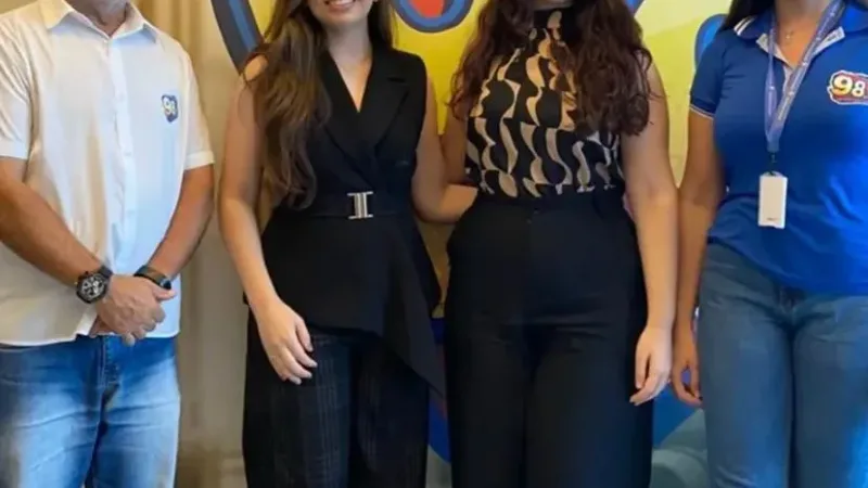 Maringá 98 FM — As psicólogas Paloma Alencar e Mariana Vieira concederam entrevista nesta quarta-feira (13) ao Jornal Maringá, da Rádio Maringá, em Pombal, e abordaram os impactos psicológicos enfrentados por mulheres em relacionamentos abusivos e por crianças que vivenciam situações de violência e trauma. Durante a conversa, as profissionais destacaram que mulheres que passam por relações tóxicas, agressões físicas, psicológicas e abuso sexual costumam apresentar sintomas como ansiedade medo constante, baixa autoestima e dificuldade de romper o ciclo de violência. Segundo elas, o acolhimento familiar, o apoio da rede de proteção e o acompanhamento psicológico são fundamentais para o processo de recuperação. As [&hellip;]