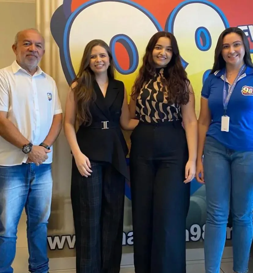 Maringá 98 FM — As psicólogas Paloma Alencar e Mariana Vieira concederam entrevista nesta quarta-feira (13) ao Jornal Maringá, da Rádio Maringá, em Pombal, e abordaram os impactos psicológicos enfrentados por mulheres em relacionamentos abusivos e por crianças que vivenciam situações de violência e trauma. Durante a conversa, as profissionais destacaram que mulheres que passam por relações tóxicas, agressões físicas, psicológicas e abuso sexual costumam apresentar sintomas como ansiedade medo constante, baixa autoestima e dificuldade de romper o ciclo de violência. Segundo elas, o acolhimento familiar, o apoio da rede de proteção e o acompanhamento psicológico são fundamentais para o processo de recuperação. As […]