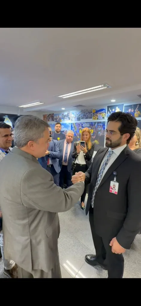 Maringá 98 FM —   O senador paraibano Efraim Filho recebeu, nesta terça-feira (19), em Brasília, a notícia de que conquistou o título de “Melhor Senador do Brasil na Atual Legislatura (2023 a 2026) do Congresso Nacional. O anúncio foi feito pelo diretor de Relações Governamentais do Ranking dos Políticos, Gabriel Jubran. “O senador Efraim vai ser premiado como o melhor senador dessa legislatura de todo o país. Nós somos apenas os fiscais. O mérito é dele”, afirmou Jubran. O prêmio Excelência Parlamentar 57ª Legislatura, realizado pelo Ranking dos Políticos, avalia o desempenho de senadores e deputados, analisando os mandatos com base em critérios […]