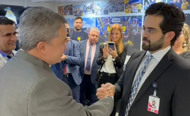 Maringá 98 FM — &nbsp; O senador paraibano Efraim Filho recebeu, nesta terça-feira (19), em Brasília, a notícia de que conquistou o título de “Melhor Senador do Brasil na Atual Legislatura (2023 a 2026) do Congresso Nacional. O anúncio foi feito pelo diretor de Relações Governamentais do Ranking dos Políticos, Gabriel Jubran. “O senador Efraim vai ser premiado como o melhor senador dessa legislatura de todo o país. Nós somos apenas os fiscais. O mérito é dele”, afirmou Jubran. O prêmio Excelência Parlamentar 57ª Legislatura, realizado pelo Ranking dos Políticos, avalia o desempenho de senadores e deputados, analisando os mandatos com base em critérios [&hellip;]